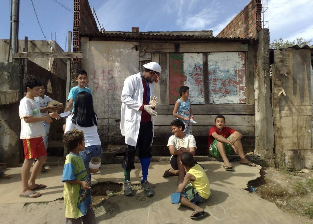 Roda com crianças em terreno de bairro periférico
